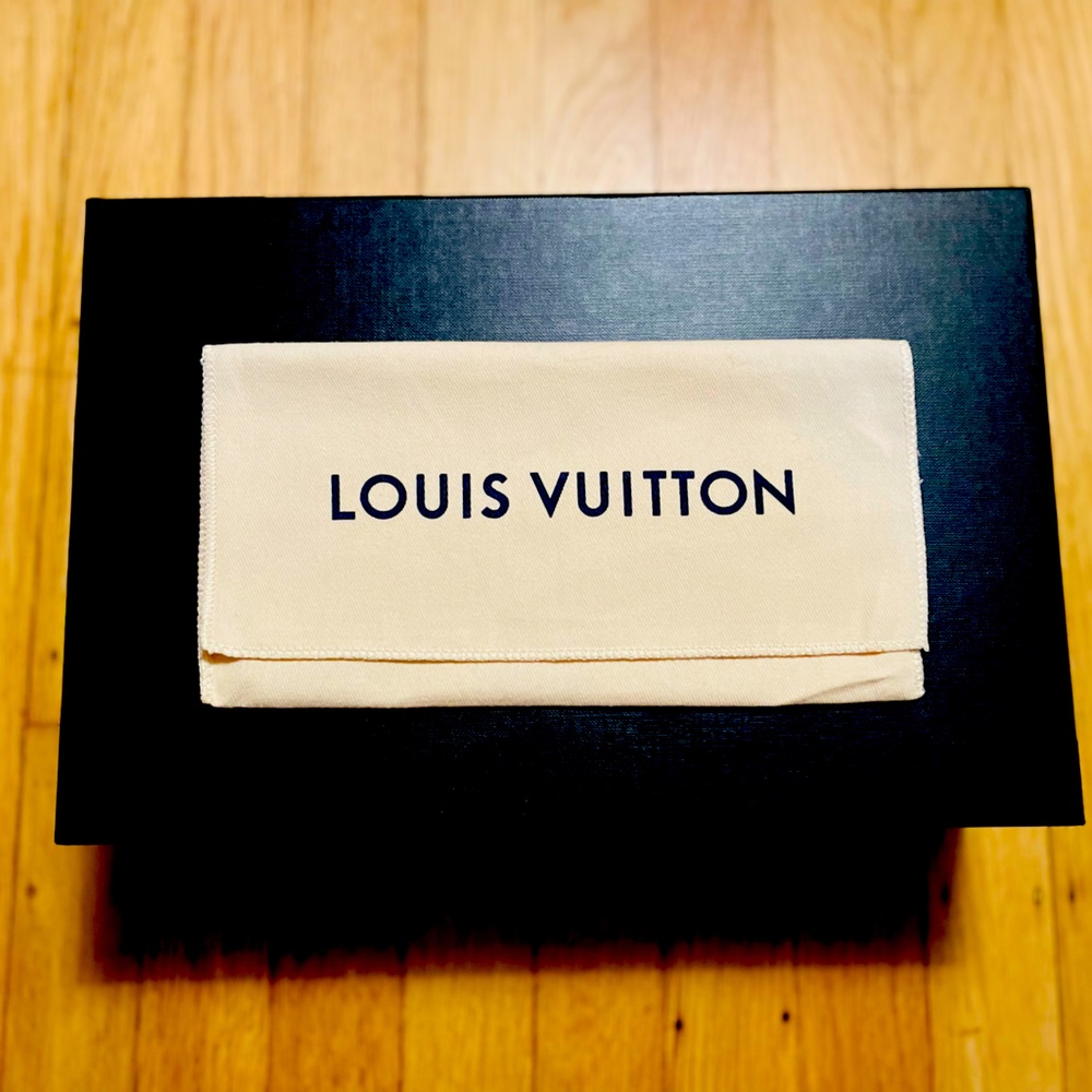 Long wallet size dust bag